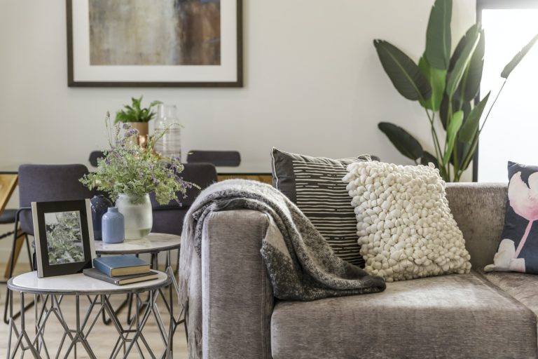 Arranca las manchas de tu sillón con estos trucosA