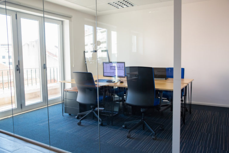 Técnicas eficientes para limpiar vidrios de oficinas