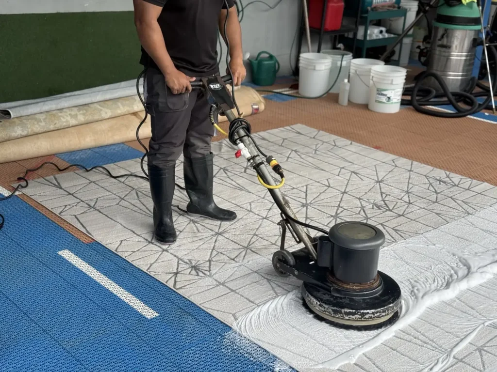 Limpieza profesional de alfombra decorativa en Panamá