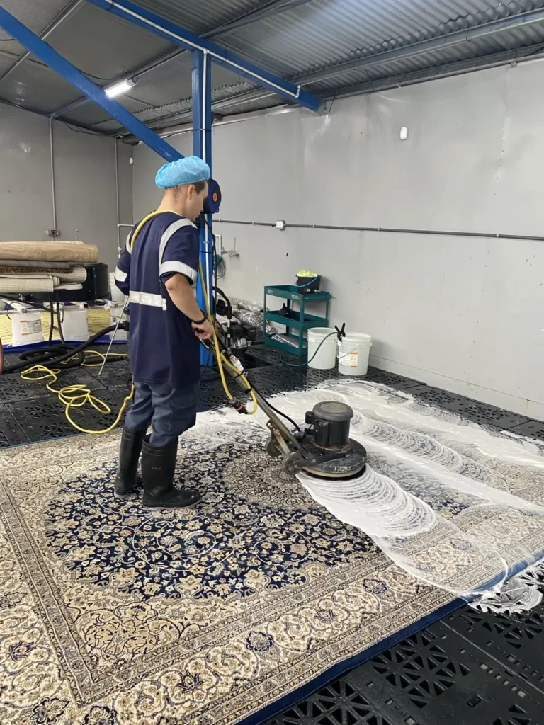 Limpieza de alfombra decorativa en nuestro centro de servicio