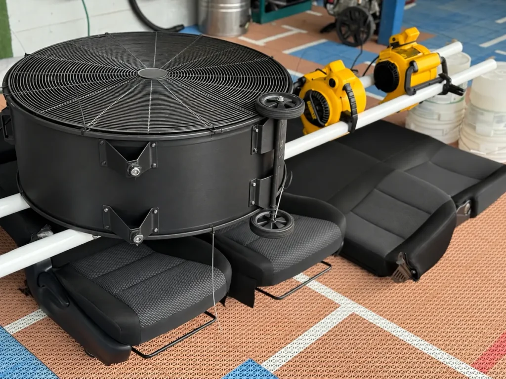 Asientos de auto desmontados durante el secado con ventilador industrial y sopladores en Listo y Limpio.